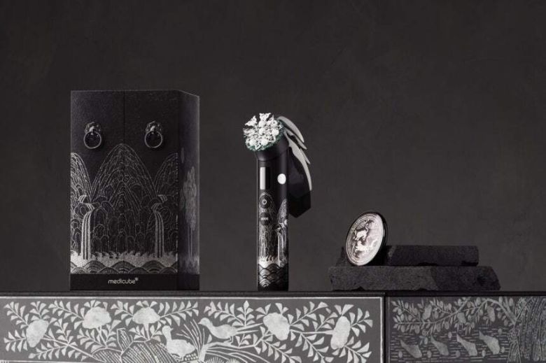 에이피알이 ‘2025년 아시아태평양경제협력체(APEC) 정상회의’에서 각국 정상 배우자에게 선물한 에이피알의 메디큐브 ‘부스터 프로 일월오봉도 에디션’. 에이피알 제공