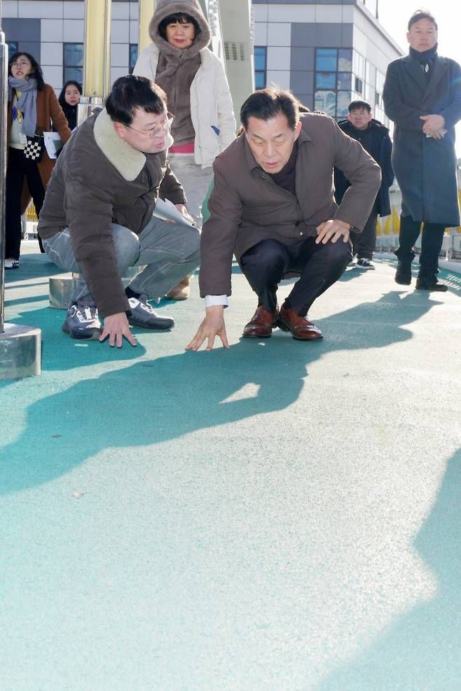 이재준 수원시장 지역 육교를 방문해 안전을 점검하고 있다. 수원시 제공