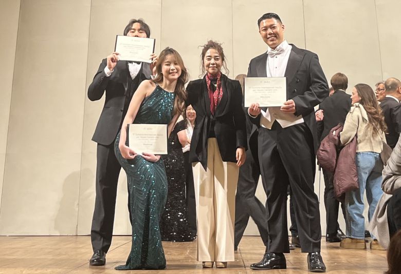 김봉미 지휘자 겸 아슬리코 아시아대표(왼쪽에서 세번째)와 수상자들