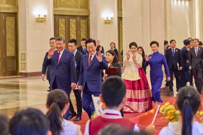 중국을 국빈 방문 중인 이재명 대통령과 김혜경 여사가 5일(현지 시간) 베이징 인민대회당에서 열린 공식환영식에서 시진핑 국가주석, 부인 펑리위안 여사와 이동하며 환영 나온 어린이들에게 인사하고 있다. 뉴시스