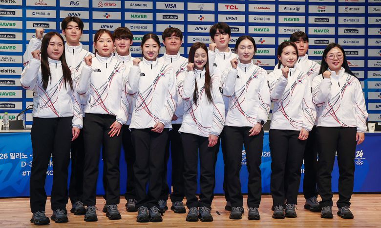 “파이팅 코리아” 7일 진천국가대표선수촌에서 열린 2026 밀라노·코르티나담페초 동계올림픽 D-30 미디어데이에서 유승민 대한체육회장(왼쪽 네 번째), 이수경 선수단장(〃 일곱 번째), 김택수 선수촌장(〃 아홉 번째)을 비롯해 쇼트트랙, 스피드스케이팅, 피겨스케이팅, 컬링 대표팀 선수들이 기념 촬영을 하고 있다. 진천=뉴스1