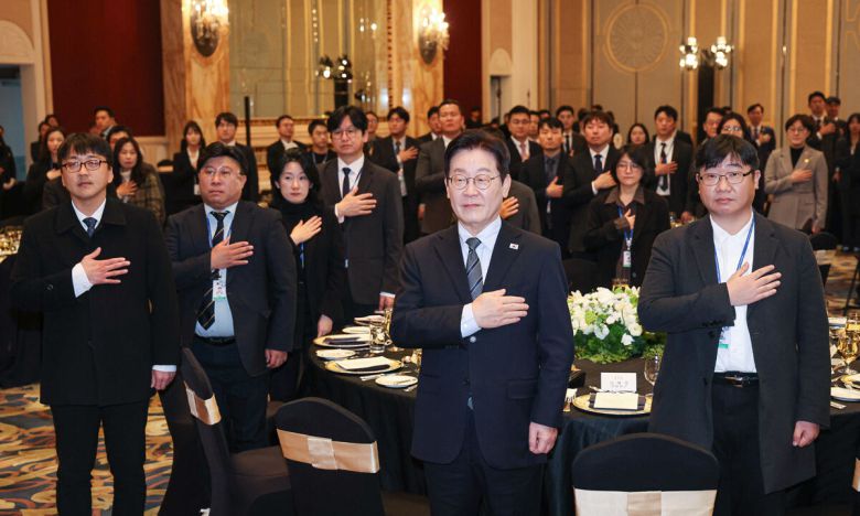 중국을 국빈 방문 중인 이재명 대통령이 7일(현지 시간) 상하이 한 호텔에서 열린 순방 기자단 오찬 간담회에서 국민의례를 하고 있다. 뉴시스