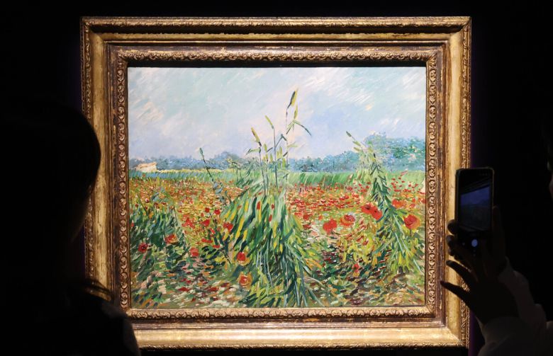 8일 서울 노원구 중계동 노원문화예술회관 노원아트뮤지엄에서 전시중인 특별기획전 '인상파, 찬란한 순간들: 모네, 르누아르, 반 고흐 그리고 세잔' 전시를 찾은 관람객들이 국내 최초 공개작인 반 고흐의 '밀밭의 양귀비'를 감상하고 있다. 클로드 모네의 '수련', 빈센트 반 고흐의 '밀밭의 양귀비' 등 인상주의 거장 11인의 원화 21점을 선보이는 이번 전시는 5월 31일까지 열린다.
