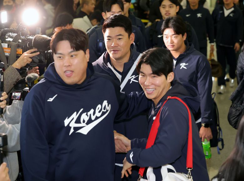 대한민국 야구국가대표팀 류현진, 김혜성, 고우석, 문동주 등이 9일 미국령 사이판에서 열리는 2026 월드베이스볼클래식(WBC) 1차 캠프 전지훈련에 참가하기 위해 인천국제공항 제1터미널에 도착하고 있다.   뉴시스