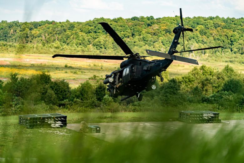 미군 제160 특수항공연대 소속 MH-60M DAP 헬기가 저공비행을 하고 있다. 제160 특수항공연대 페이스북 캡처