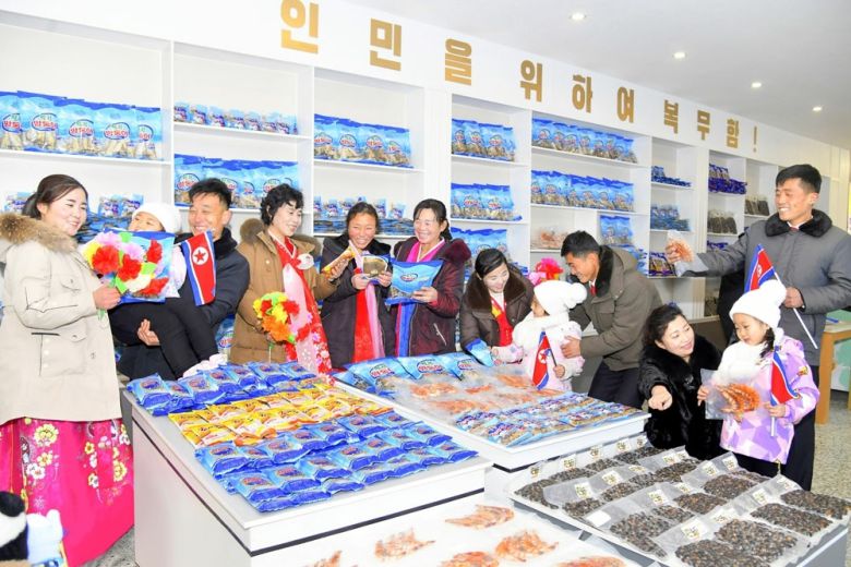 북한 노동당 기관지 노동신문은 7일 "위대한 당중앙의 현명한 영도 아래 전국 모든 지역이 균형적으로 동시다발적으로 진보하는 전면적부흥의 새시대가 펼쳐지고 있다"고 보도했다.