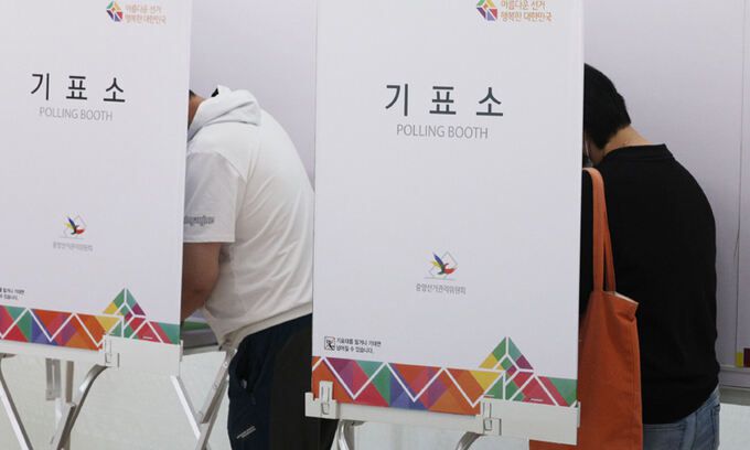 지난 2022년 5월 27일 서울 성북구 시립성북청소년센터에 마련된 사전투표소에서 유권자들이 투표하고 있다. 연합뉴스