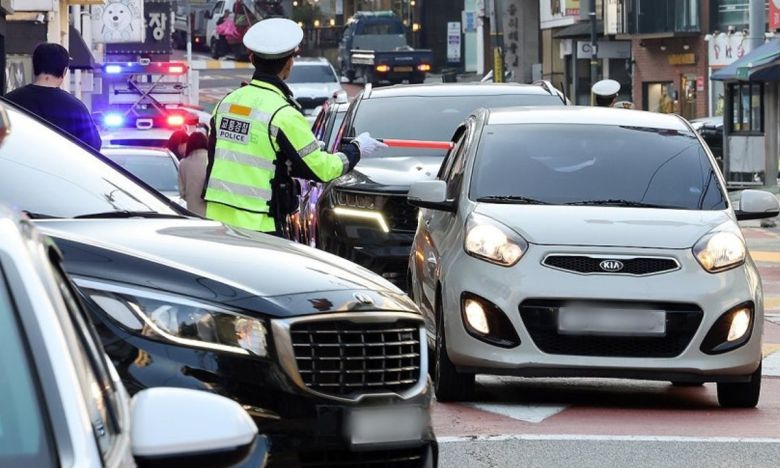 어린이보호구역에서 경찰이 교통단속을 하고 있는 모습. 연합뉴스