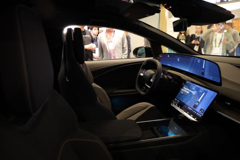 5일(현지시간) 미국 라스베이거스에서 열린 CES 2026에서 루시드·누로·우버의 로보택시가 공개된 모습. 라스베이거스=AFP연합뉴스