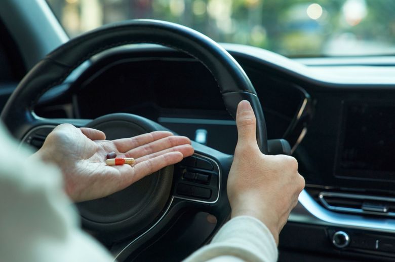 운전대 앞에서 약물을 손에 쥔 모습. 게티이미지뱅크