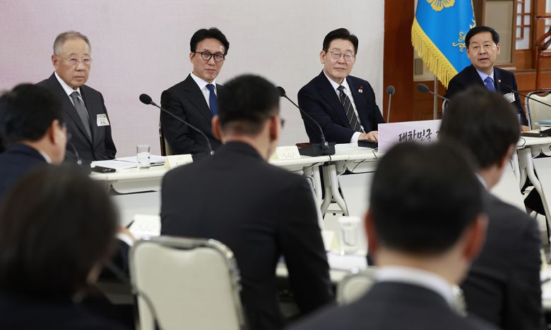 이재명 대통령이 9일 청와대에서 열린 경제성장전략 국민보고회에서 참석자 발언을 듣고 있다. 뉴시스