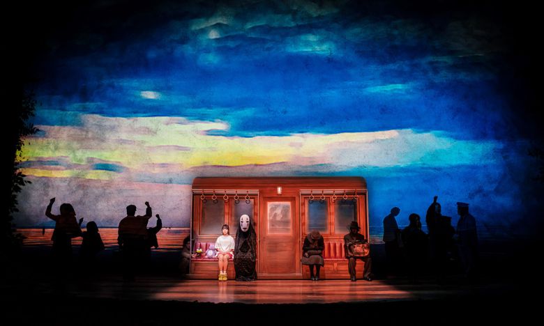 치히로가 가오나시와 전철에 올라 마녀 유바바의 언니 제니바의 집으로 향하는 모습. TOHO 제공