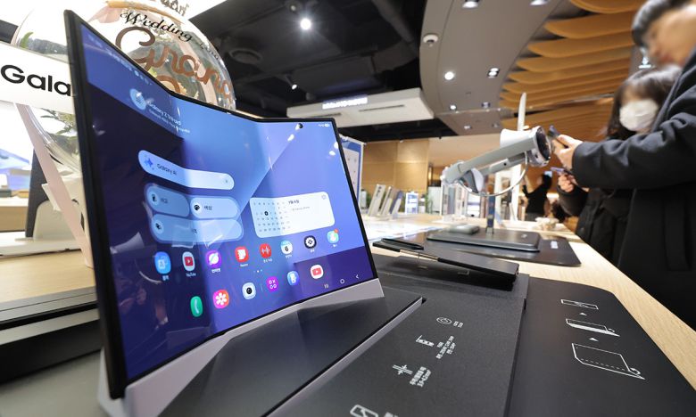 삼성전자가 두 번 접는 스마트폰 '갤럭시 Z 트라이폴드'의 3차 판매를 진행한 지난 6일 서울 중구 삼성스토어 롯데 본점에 체험 상품이 전시돼있다. 연합뉴스