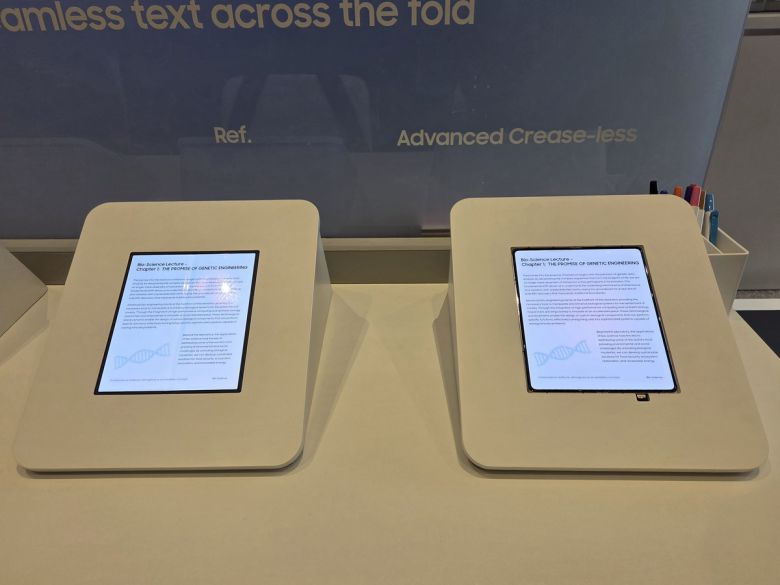 미국 라스베이거스에서 열린 ‘CES 2026’ 삼성디스플레이 부스에 전시된 차세대 폴더블 패널(오른쪽) 모습. 기존 패널(왼쪽)과 비교할 때 화면 주름에서 확연한 차이가 보였다. 라스베이거스=이동수 기자