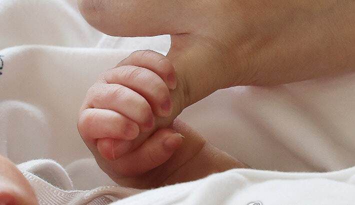 한국의 젊은 층은 출산으로 얻는 기쁨이 커질 것이라는 기대가 높은 동시에, 경제적 부담에 대한 우려도 가장 큰 것으로 나타났다. 연합뉴스