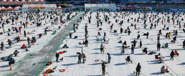 11일 강원 화천군 화천읍 화천천 일대에서 2026 얼음나라화천 산천어축제가 열린 가운데 행사장을 찾은 시민과 관광객들이 산천어 낚시를 즐기고 있다.