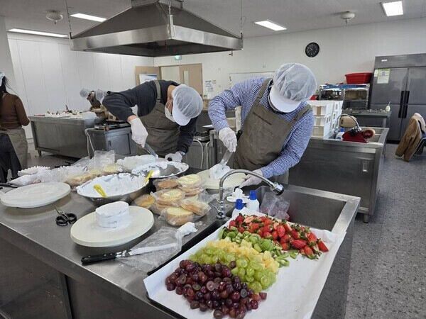 포항제철소 베이킹프렌즈 봉사단원들이 지역 아동센터에 전달할 케이크를 만들고 있다.