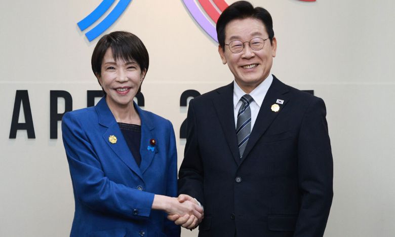 이재명 대통령과 다카이치 사나에 일본 총리가 2025년 10월 30일 경북 경주 APEC 정상회의장에서 한일 정상회담 기념촬영을 하고 있다. 뉴시스