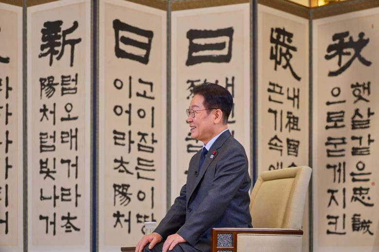 이재명 대통령이 일본 방문을 하루 앞둔 12일 청와대에서 일본 공영방송 NHK와 단독 인터뷰를 하고 있다. 청와대 제공