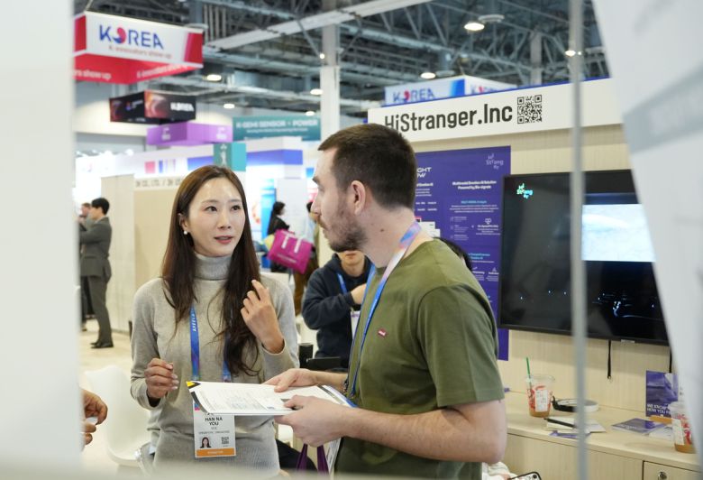 대구공동관에서 한 지역 기업 관계자가 바이어와 대화를 나누고 있다. 대구시 제공