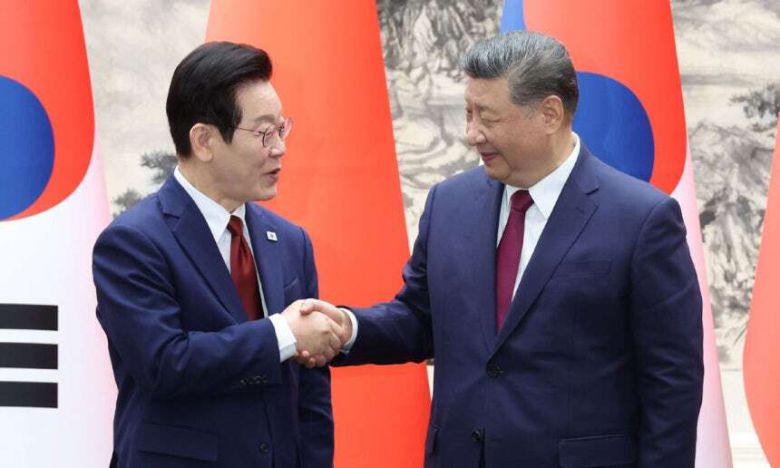 이재명 대통령과 시진핑 중국 국가주석이 5일 베이징 인민대회당에서 열린 한중 MOU 체결식에서 악수하고 있다. 연합