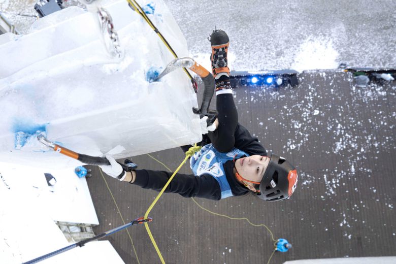 경북 청송군에서 열린 '2026 UIAA 청송 아이스클라이밍 월드컵 대회'가 성황리에 마무리된 가운데 난이도 부문 여자부 3위를 차지한 김진영 선수가 경기를 펼치고 있다.