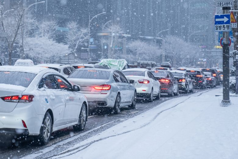 눈 내리는 도심 도로에서 차량들이 정체돼 있다. 게티이미지뱅크