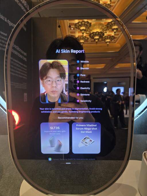 4일(현지시간) 미국 라스베이거스 윈 호텔 삼성전자 단독 전시관에서 아모레퍼시픽과 협업한 ‘AI 뷰티 미러’로 피부를 진단하는 모습. 라스베이거스=이동수 기자