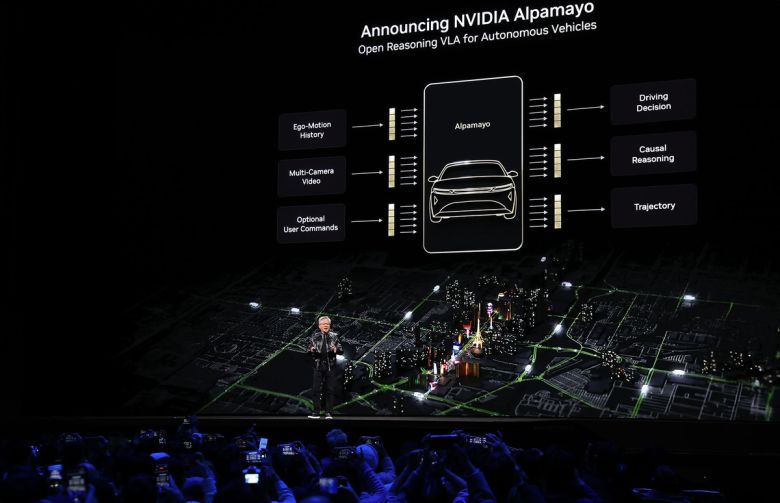 젠슨 황 엔비디아 CEO가 5일(현지시간) 미국 네바다주 라스베이거스 퐁텐블로 호텔에서 열린 엔비디아 CES 2026 라이브에서 기조연설 도중 알파마요에 대해 설명하고 있다. 뉴스1