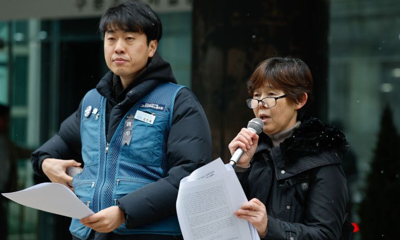 “김범석 조사받아라” 유족의 외침 2020년 쿠팡 물류센터에서 과로로 숨진 고(故) 장덕준씨 어머니 박미숙씨(오른쪽)가 12일 중구 서울지방고용노동청 앞에서 쿠팡 창업자 김범석 의장을 산업안전보건법 위반으로 고발한 건과 관련, 고발인 조사를 받기 전 발언하고 있다. 왼쪽은 강민욱 택배노조 쿠팡본부 준비위원장. 뉴스1