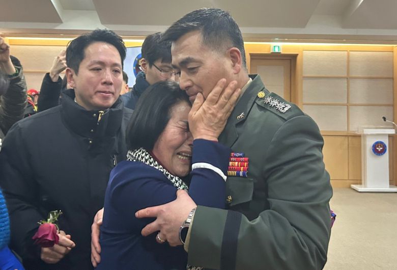 항명 및 상관 명예훼손 혐의로 기소된 박정훈 전 해병대 수사단장(오른쪽)이 지난 2025년 1월9일 군사법원 1심에서 무죄 선고를 받은 뒤 모친과 얼싸안으며 기쁨을 나누고 있다. 세계일보 자료사진