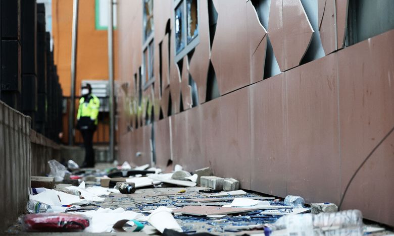 지난 2025년 1월 19일 새벽 서울 마포구 서울서부지방법원에 윤석열 대통령에 대한 구속영장 발부 소식에 격분한 윤 대통령 지지자들이 난입해 유리창과 법원 건물 벽면 등을 파손한 흔적이 남아 있다. 뉴스1