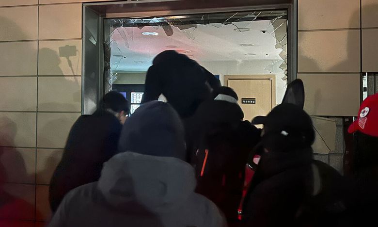 지난 2025년 1월 19일 새벽 윤석열 대통령에 대한 구속영장이 발부되자 서울 서부지법에 지지자들이 진입해 난동을 부리고 있다. 뉴스1