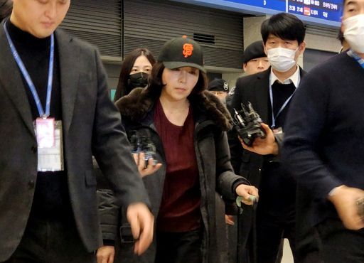 김경 서울시의원이 11일 인천국제공항 제1여객터미널을 통해 귀국하고 있다. 뉴스1