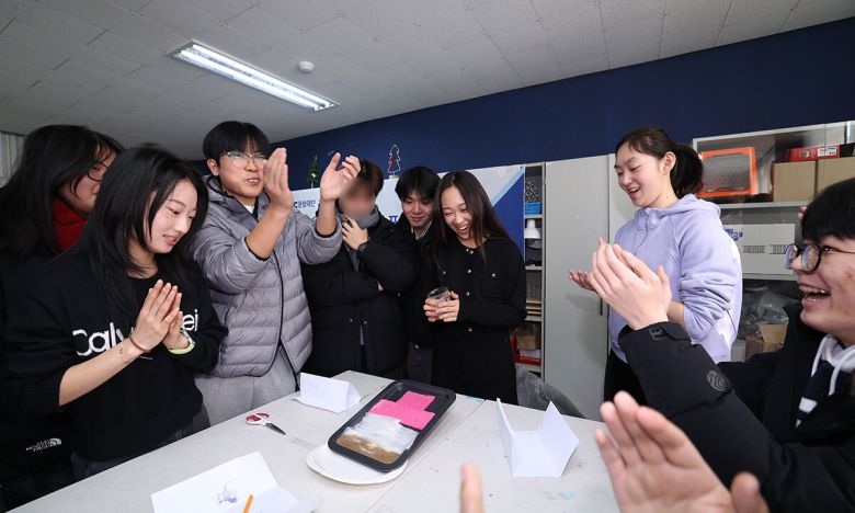 서울 강서구 탈북민 청소년 대안학교인 여명학교에서 12일 시작된 과학캠프에서 여명학교 학생, 일반고등학교 세현고 학생들이 과학실험 결과를 지켜보며 즐거워하고 있다. 남정탁 기자