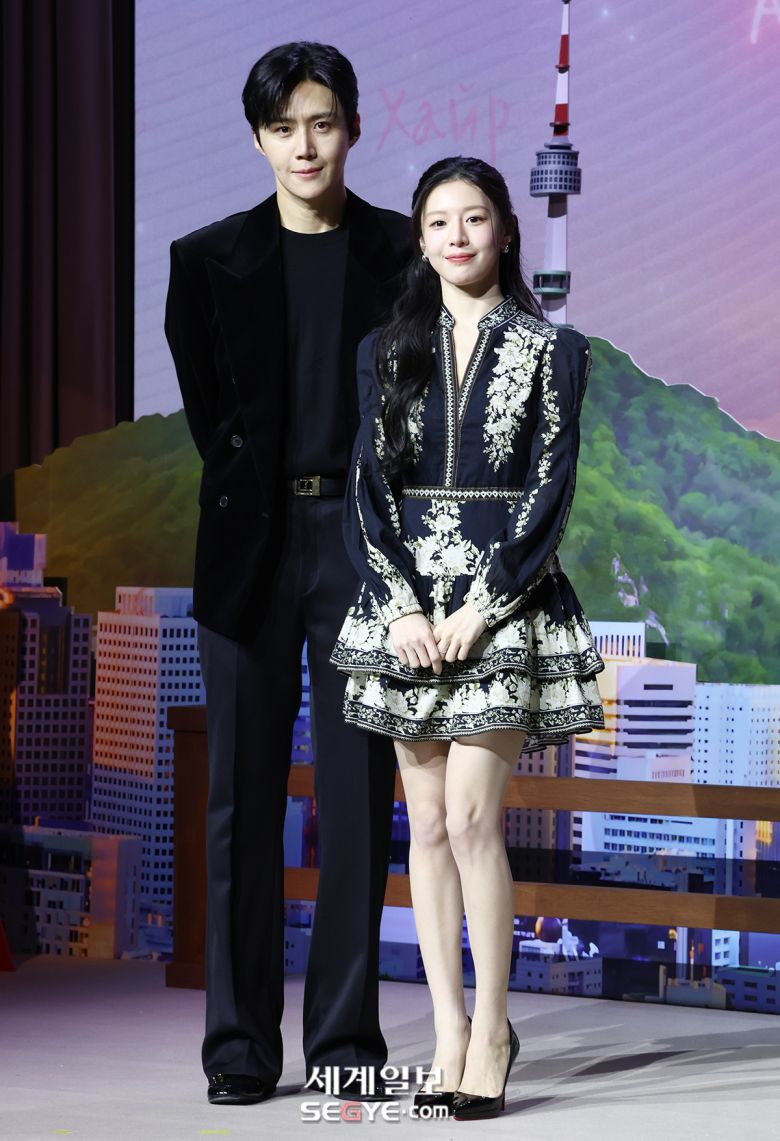 배우 김선호(왼쪽)와 고윤정이 13일 서울 강남구 조선 팰리스 서울 강남에서 열린 넷플릭스 드라마 '이 사랑 통역 되나요?' 제작발표회에 참석해 포즈를 취하고 있다. 한윤종 기자