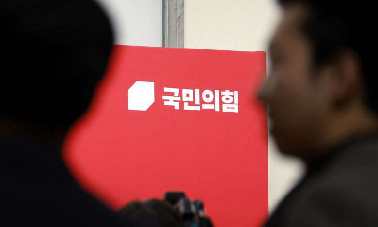 12일 국민의힘이 당명 개정 방침을 밝힌 가운데 서울 여의도 국회의사당 내 국민의힘 대회의실 앞이 다소 어수선해 보인다. 뉴시스