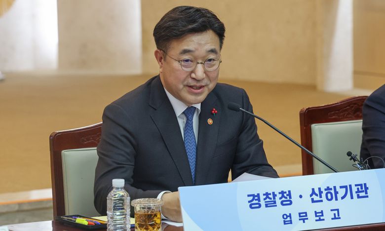 윤호중 행정안전부 장관이 지난 12일 서울 종로구 정부서울청사에서 경찰청 및 산하기관 업무보고를 받기 전 모두발언하고 있다. 연합뉴스