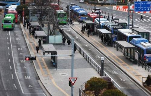 서울 시내버스 정류장. 연합뉴스