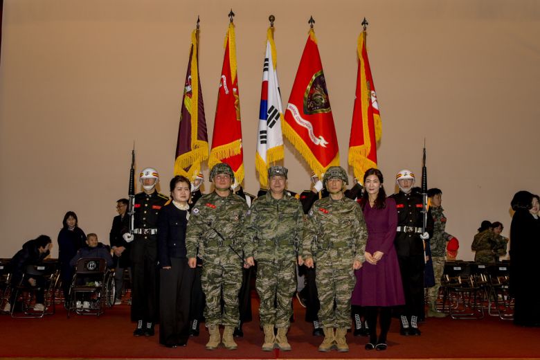 14일 해병대 1사단 도솔관에서 제45대 ·46대 해병대 제1사단장 이 ·취임식 행사 종료 후 해병대 사령관과 이임 사단장, 취임 사단장이 기념촬영을 하고 있다. (왼쪽부터 제46대 해병대 제1사단장 박성순 장군, 가운데 주일석 해병대 사령관, 제45대 해병대 제1사단장 이호종 장군).