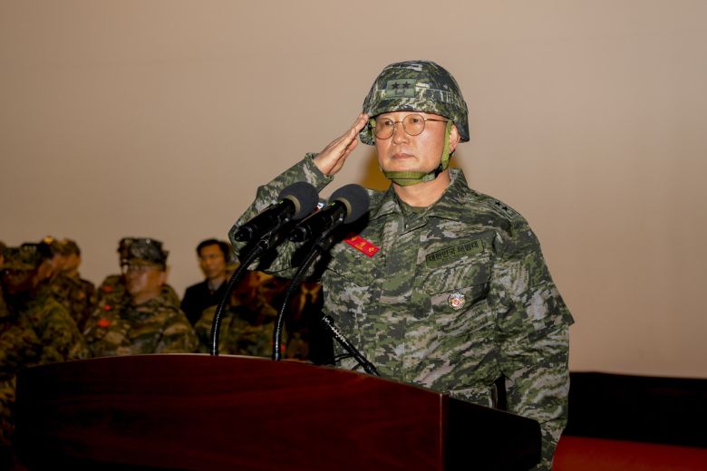 14일 해병대 1사단 도솔관에서 제46대 해병대 제1사단장 박성순 장군(소장)이 경례를 하고 있다.