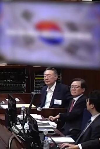 윤석열 전 대통령이 13일 오후 서울 서초구 서울중앙지방법원에서 진행된 내란 우두머리 혐의 2차 결심공판에 출석해 자리에 앉아 있다.  서울중앙지방법원 제공 영상 캡쳐.