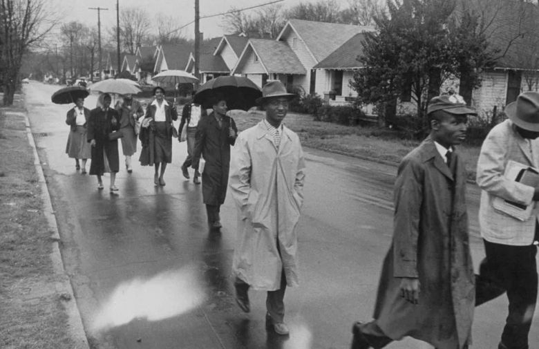 1955년 클로데트 콜빈, 로자 파크스 등에 의해 촉발된 이른바 ‘몽고메리 버스 보이콧’ 운동 당시의 모습. 몽고메리의 흑인 주민들이 비가 내리는 궂은 날씨에도 버스를 이용하는 대신 도보로 이동하고 있다. SNS 캡처