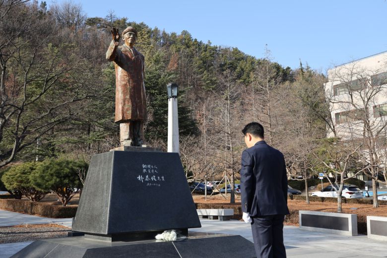 박용선 경북도의원은 14일 오전 고 박태준 포스코 회장 동상을 찾아 참배하고 있다.