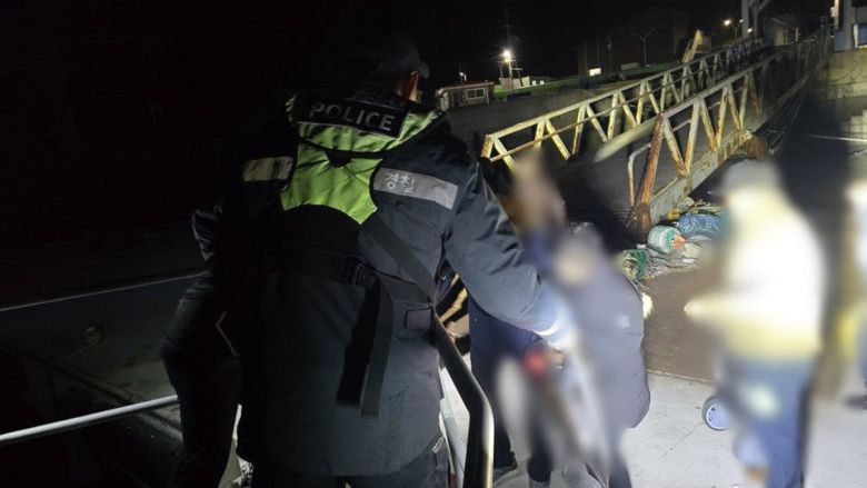 지난 13일 군산해양경찰이 복어 중독 증상을 보인 섬 주민을 병원으로 이송하고 있다. 군산해경 제공