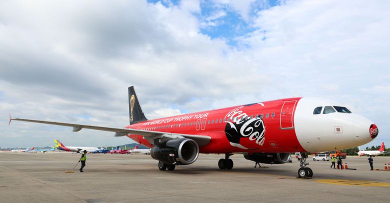 2022년 8월24일 ‘FIFA 월드컵 트로피 투어’ 항공기가 서울 김포국제공항에 도착하고 있다. 뉴시스