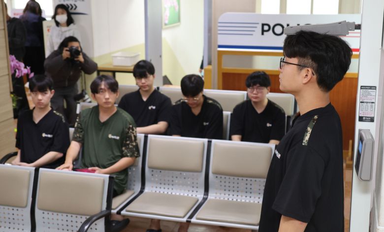 2026년 병역판정검사가 시작된 15일 영등포구 신길동 서울지방병무청에서 병역판정 대상자들이 키를 재고 있다.