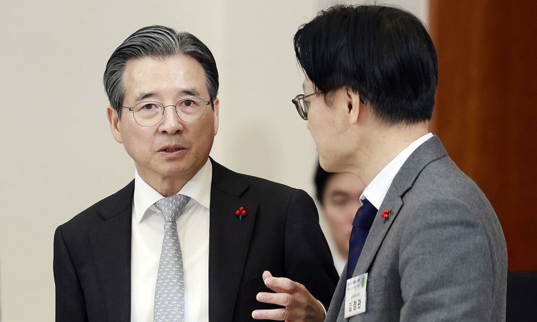 지난 9일 김용범 정책실장과 김정관 산업통상부 장관이 청와대에서 열린 이재명 대통령 주재 경제성장전략 국민보고회에서 대화하고 있다. 뉴시스