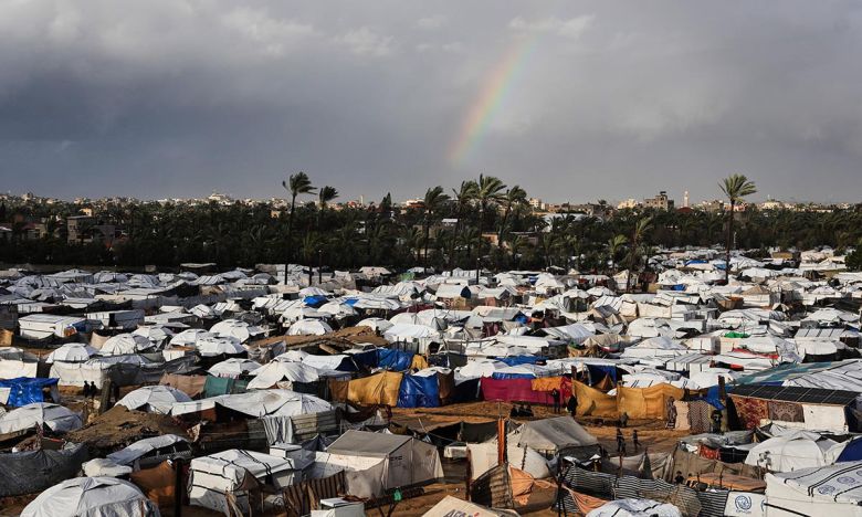 13일(현지시간) 가자지구 중부 데이르알발라의 팔레스타인 난민촌 위로 무지개가 걸려 있다. AP연합뉴스