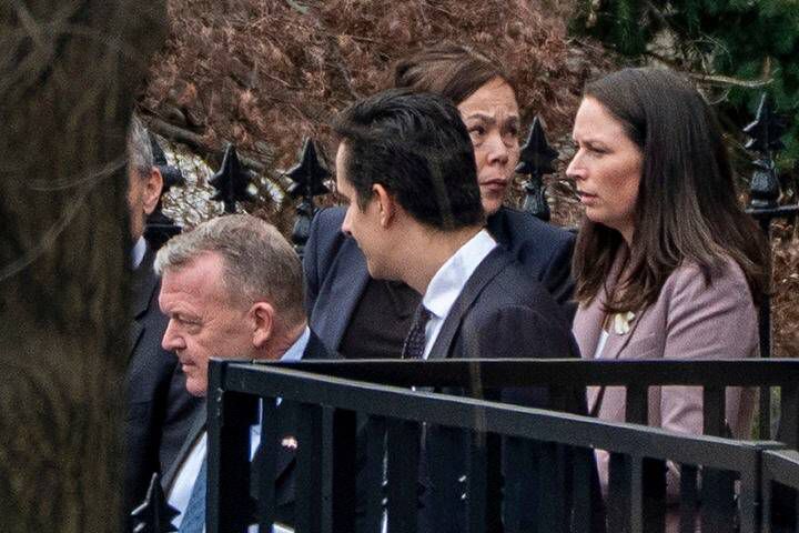 라스 뢰케 라스무센 덴마크 외교장관(왼쪽), 비비안 모츠펠트 그린란드 외교장관(왼쪽 세번째) 등이 14일 미국 워싱턴DC 백악관에서 JD 밴스 부통령, 마코 루비오 국무장관과 회담한 후 떠나고 있다. AP/뉴시스